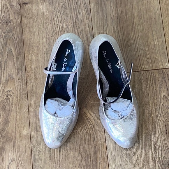 Intermix Pour La Victoire Silver Snake Mary Jane Heels - Picture 2 of 7